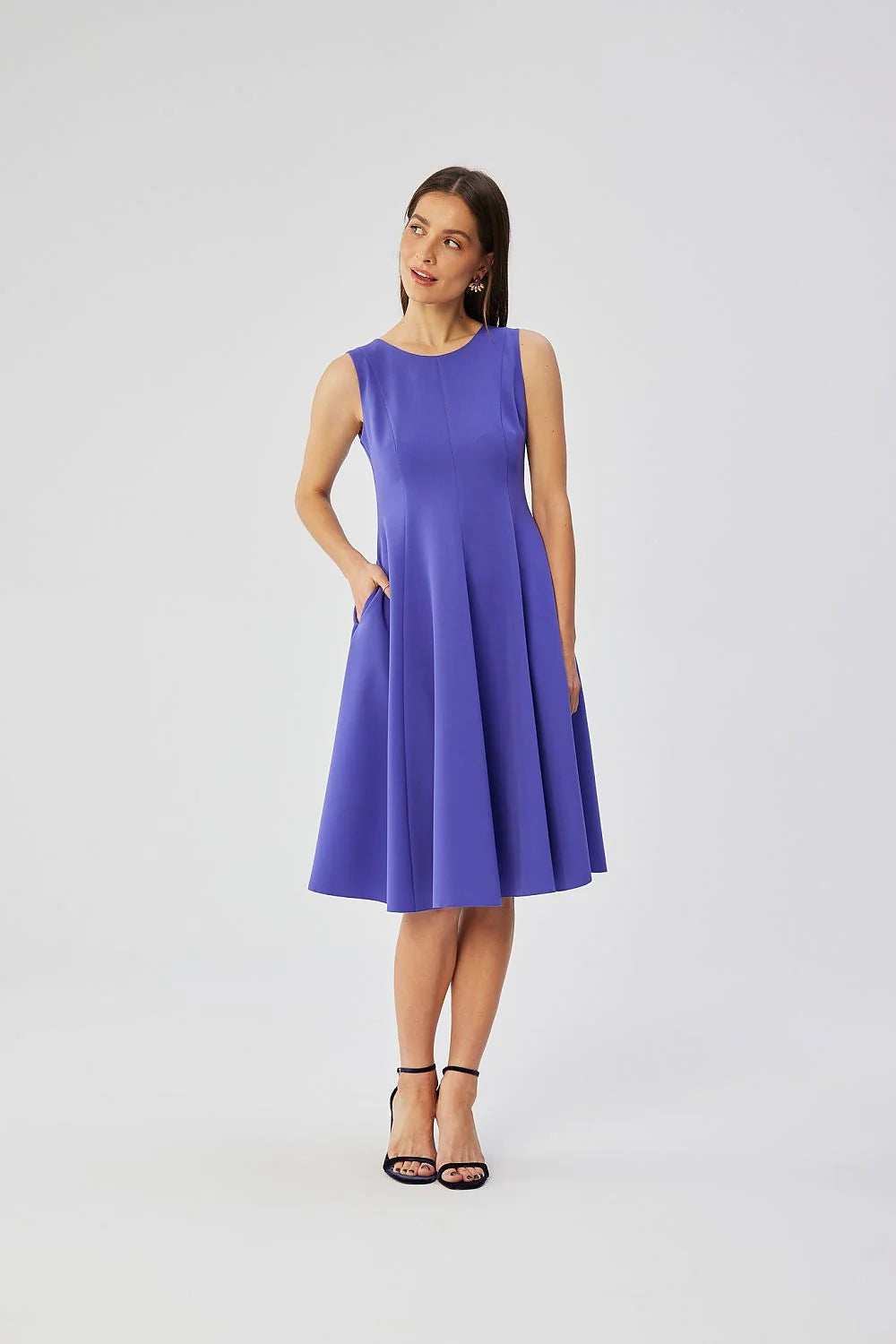 Robe de jour élégante sans manches coupe ajustée taille marquée jupe évasée bleu vibrant femme