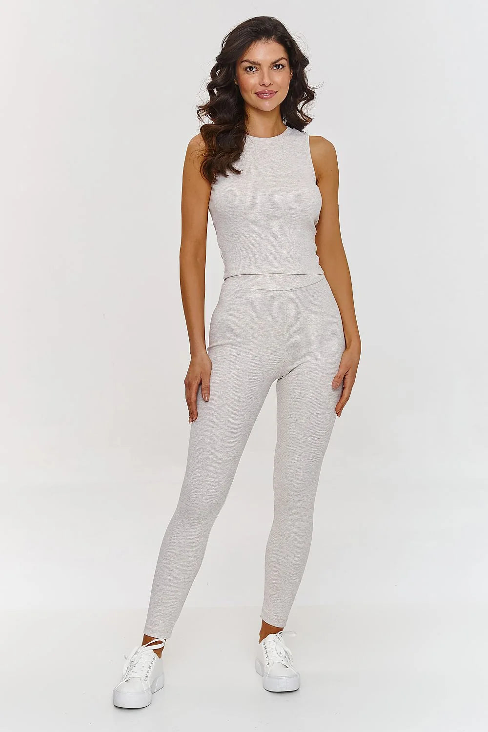 Ensemble Makadamia pour femme, survêtement sportif et élégant, sweats à capuche, leggings ajustés, style minimaliste, couleur grise claire, confort maximal