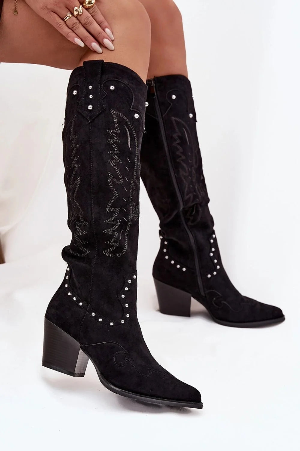 bottes cowboy femme ecodaim suededoux tigehaute broderiesmonochromes clous argentes boutpointu talon pilier mihaut silhouettefeminine fermetureeclair confortable intemporelles boheme western