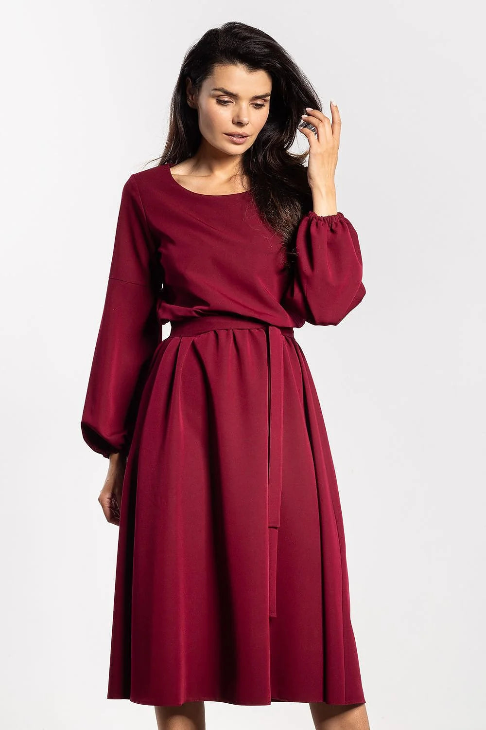robe midi bordeaux ceinturée taille élastique manches longues bouffantes plis délicats encolure ronde jupe évasée longueur genou