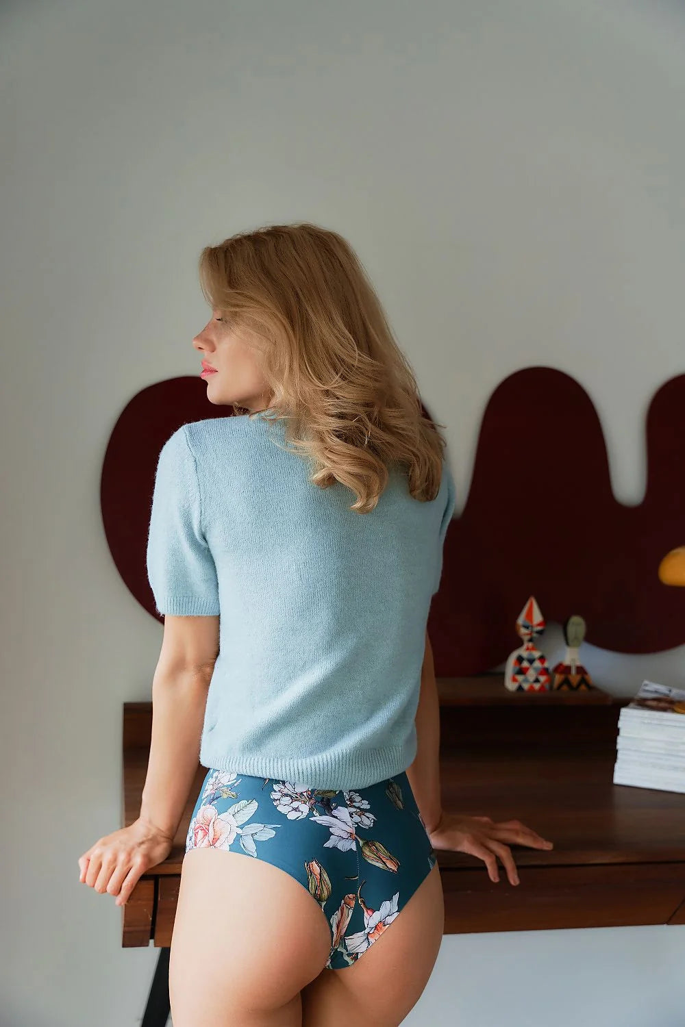 Ensemble femme haut pull col rond manches courtes en tricot doux et culotte haute imprimée fleurs motifs romantiques