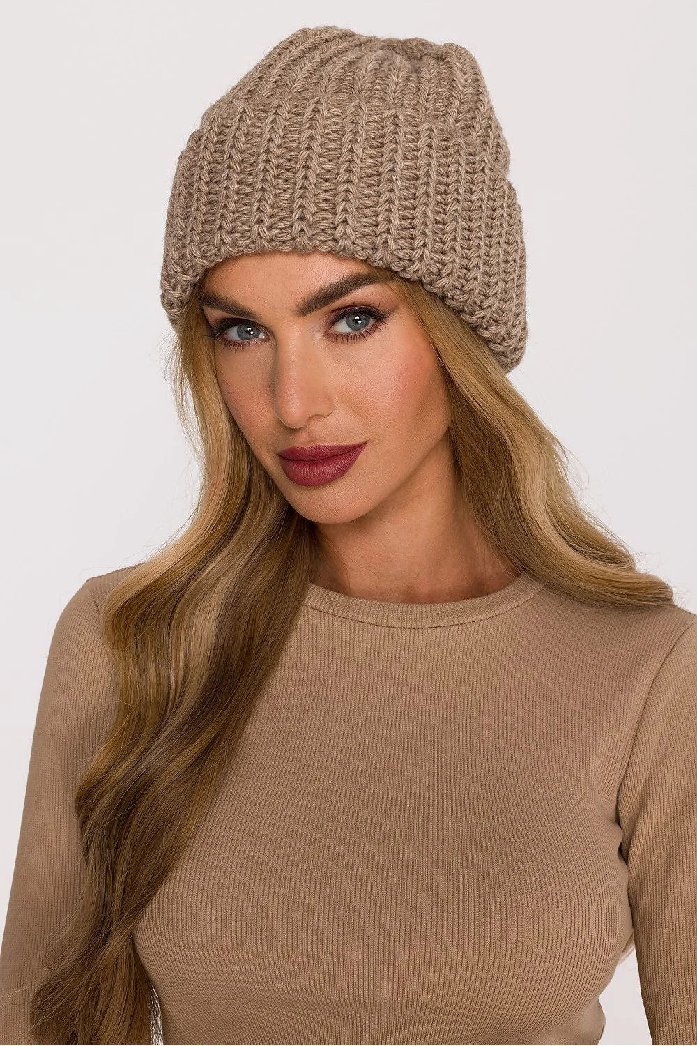 bonnet chaud femme grosse maille côtelée beige taupe revers bord roulé coupe légèrement ample décontractée douce extensible confortable hivernal