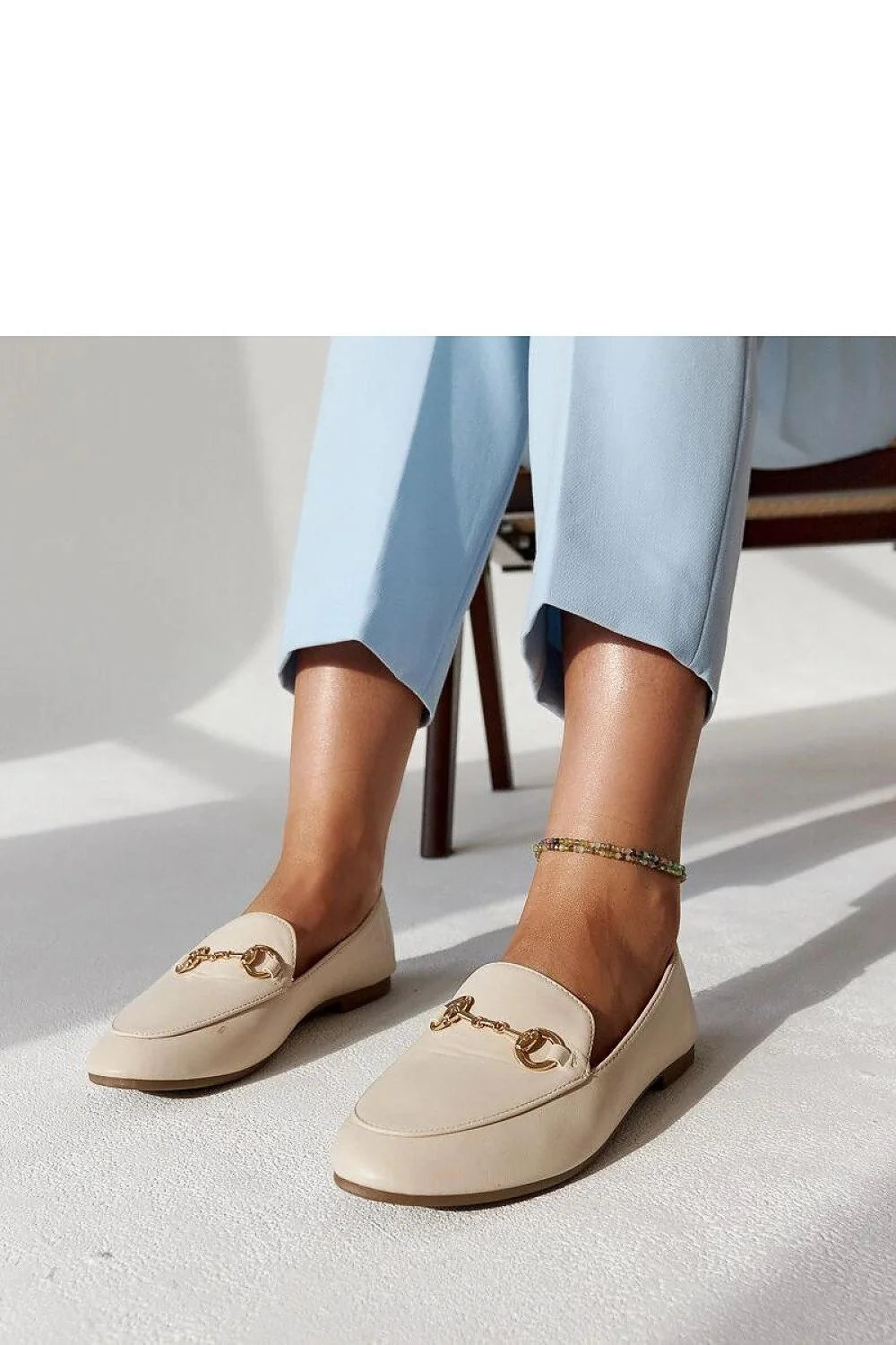 mocassins Solea femmes beige cuir écologique lisse semelle plate talon bout carré bride chaîne dorée minimaliste polyvalent élégant confortable intemporel