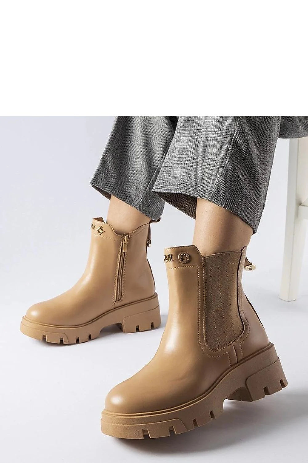 Bottines femmes modernes urbaines cuir synthétique beige clair zip latéral doré détails élégants confort semelle épaisse