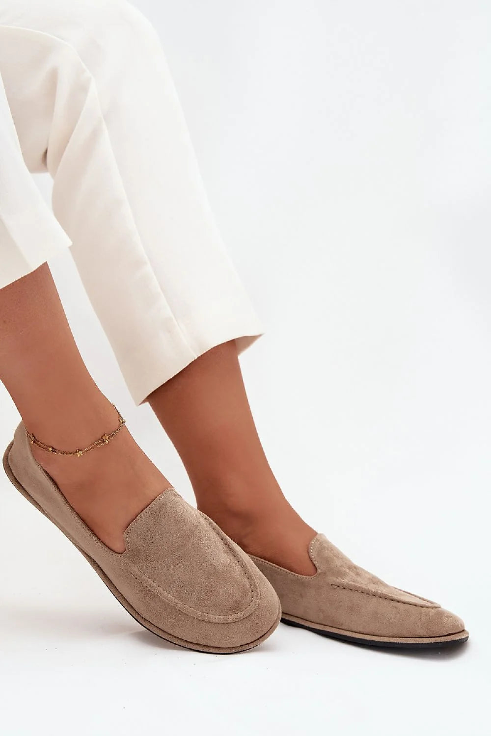 mocassins femme suédine écologique taupe bout arrondi empeigne lisse surpiqûres décoratives semelle plate gomme noire coupe basse confort