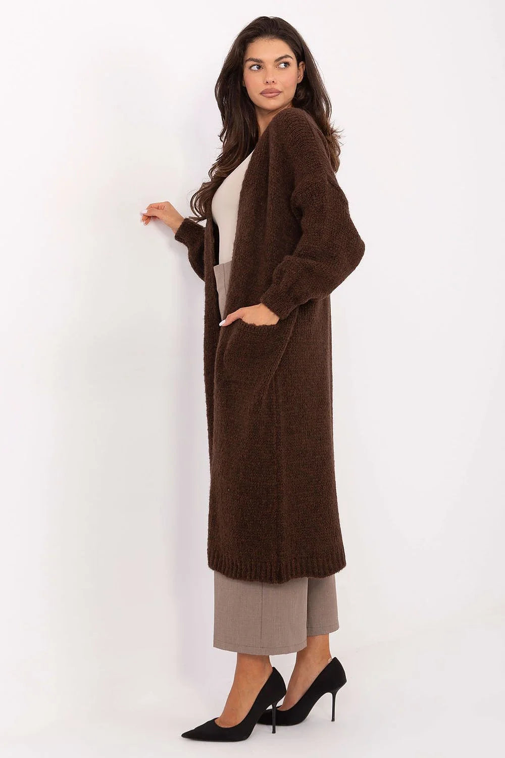 cardigan long femme oversize maille épaisse duveteuse marron chocolat ouverture frontale sans boutons midi manches bouffantes poches plaquées bords côtelés