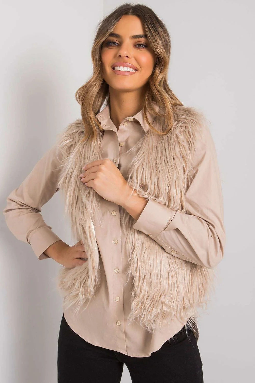 Gilet sans manches en fausse fourrure beige élégant et tendance pour un look automnal féminin