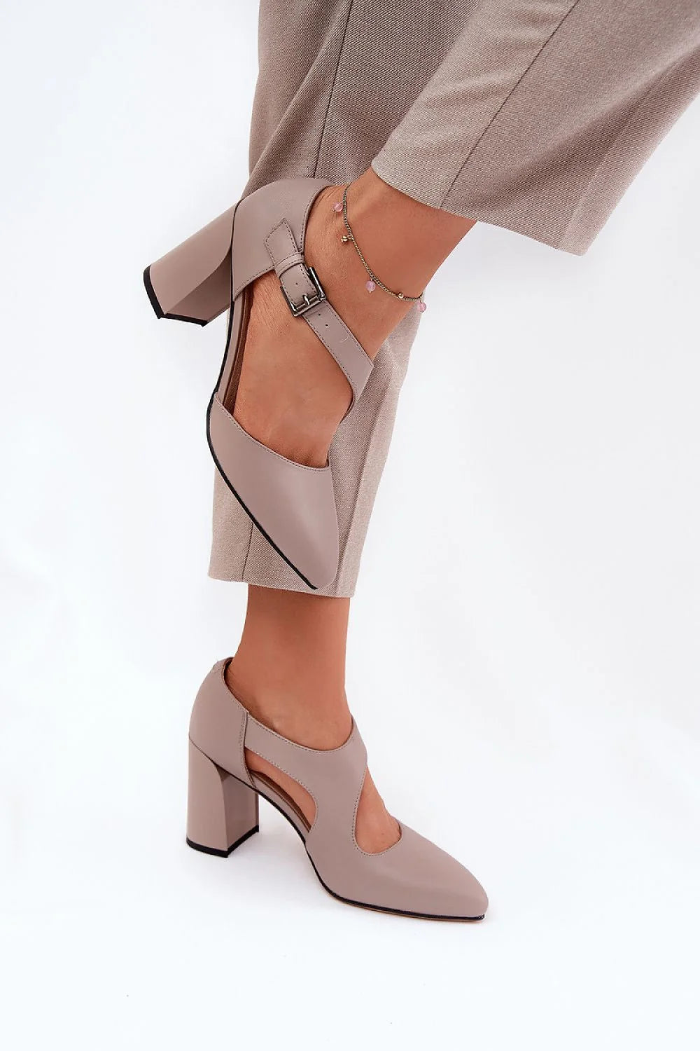 escarpins talon bloc haut Vinceza cuir naturel taupe bout pointu bride T boucle métal argentée confortables stables semelle noire contrastante