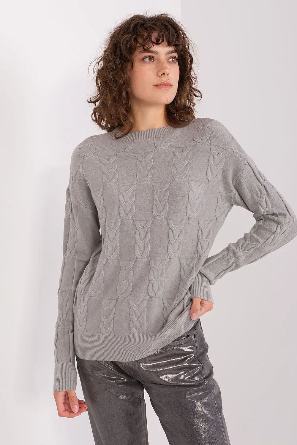 pull torsadé maille douce gris clair col rond manches longues coupe ample côtelé poignets ourlet torsades verticales confortable polyvalent chic