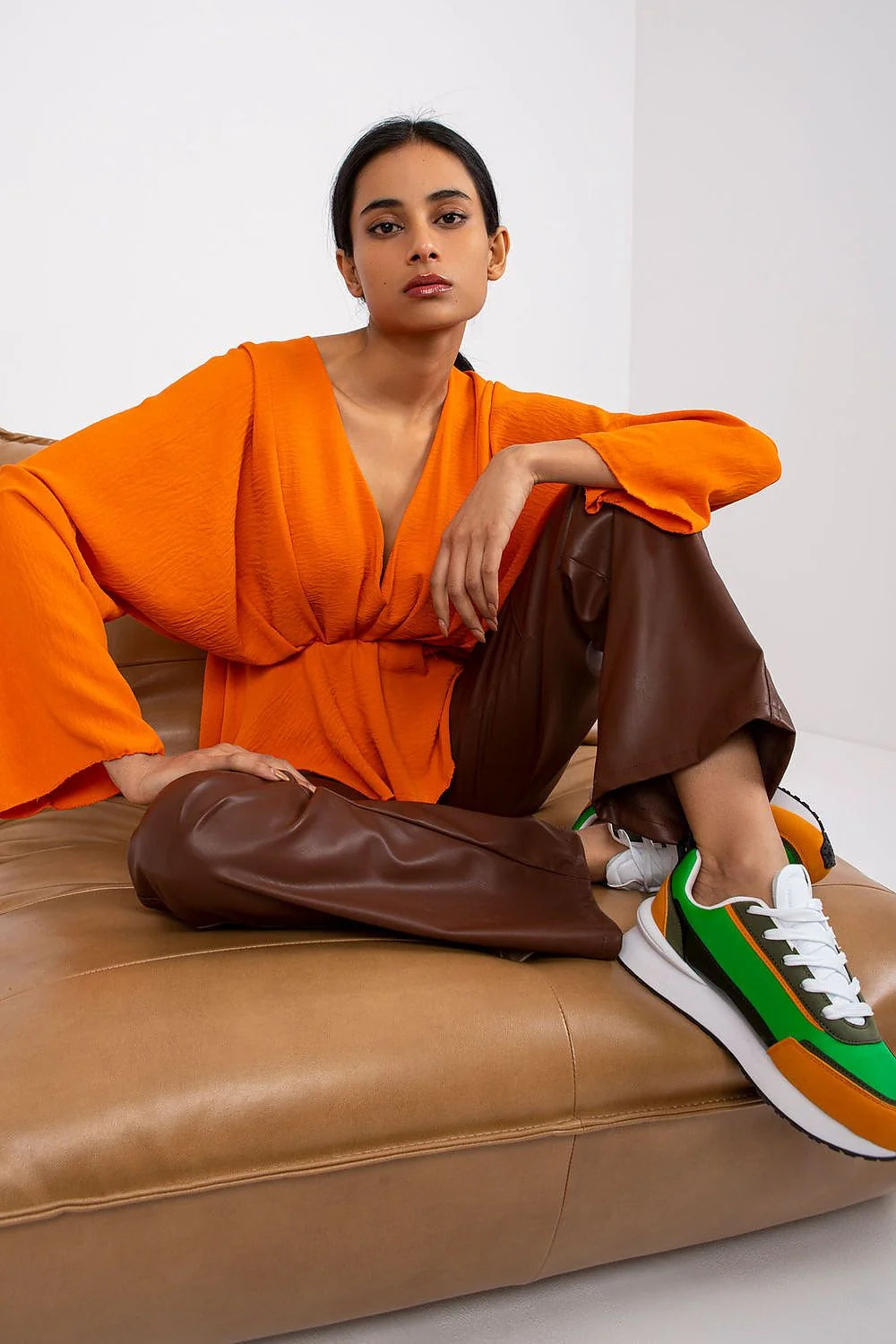 Haut babydoll rose vif manches bouffantes V-neck évasé taille universelle + pantalon high-waist évasé denim bleu clair femme