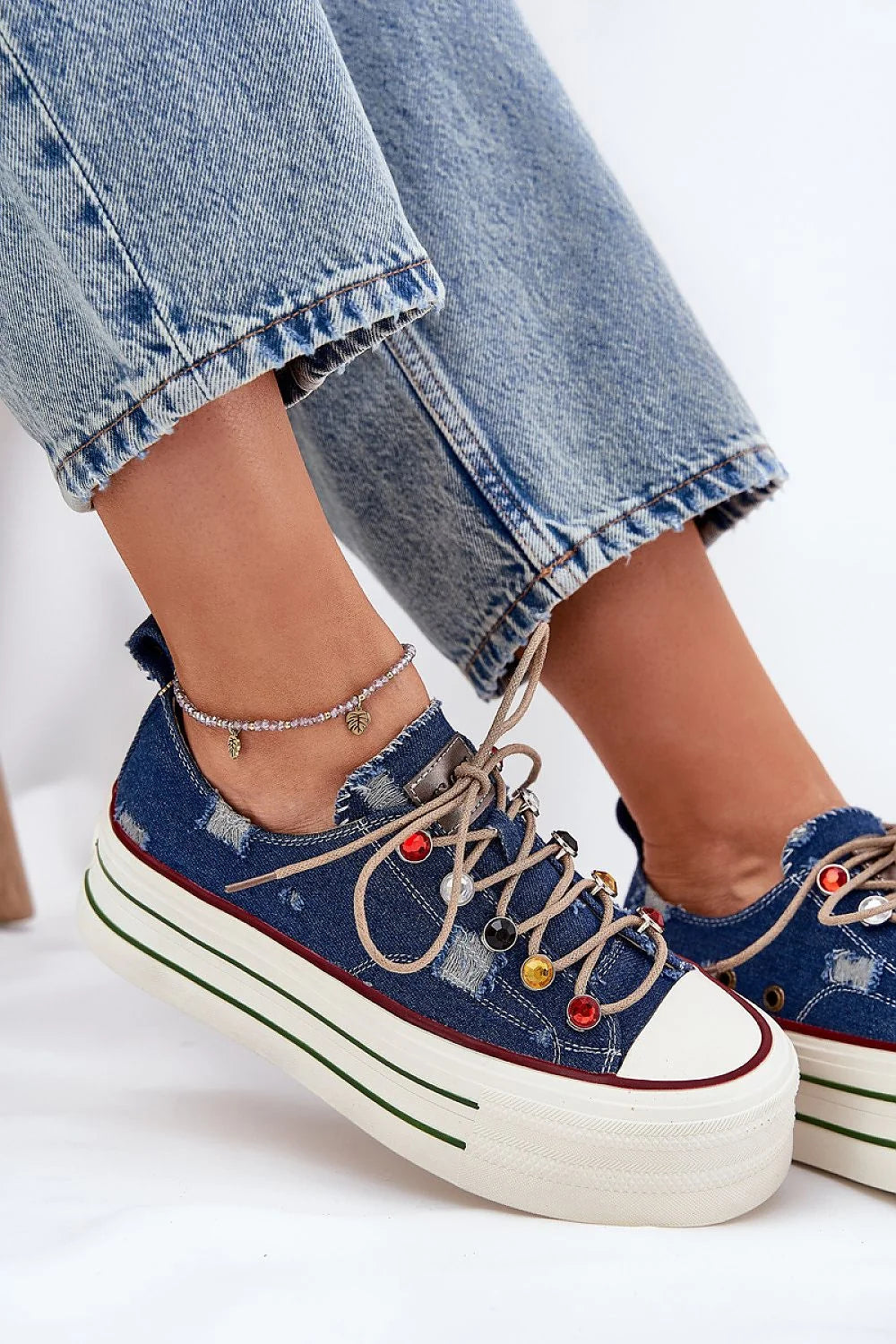 GOE baskets femmes plateforme denim bleu délavé tige effilochée bout caoutchouc blanc lacets beige œillets multicolores clous décoratifs semelle crème