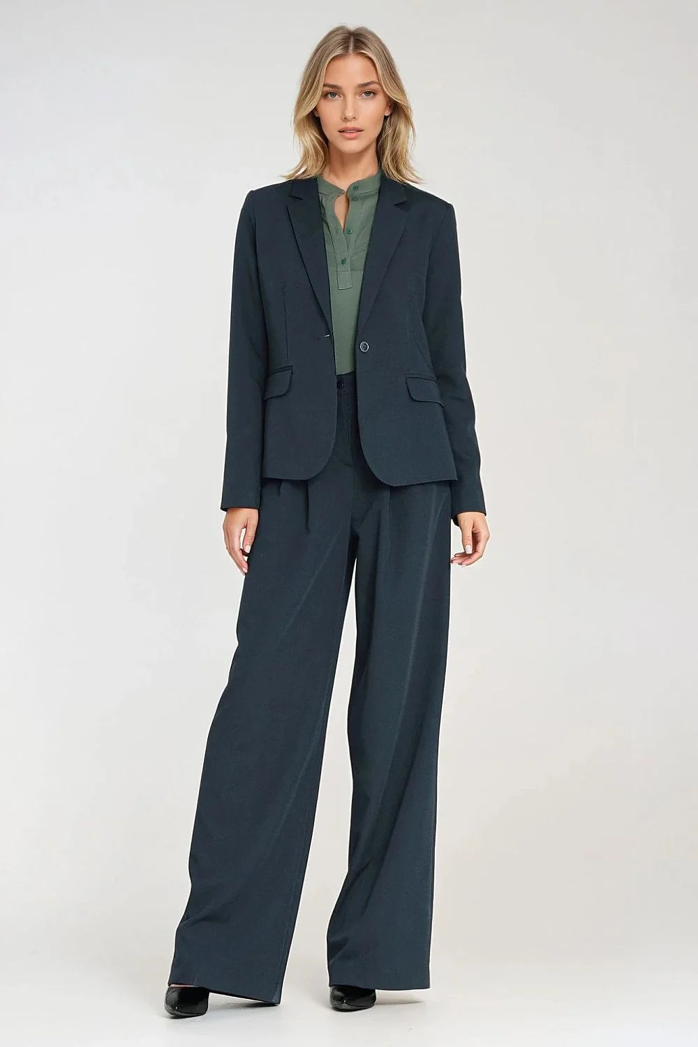 blazer femme ajustée cintrée col cranté revers classiques manches longues épaulettes intégrées fermeture bouton unique poches rabat doublure