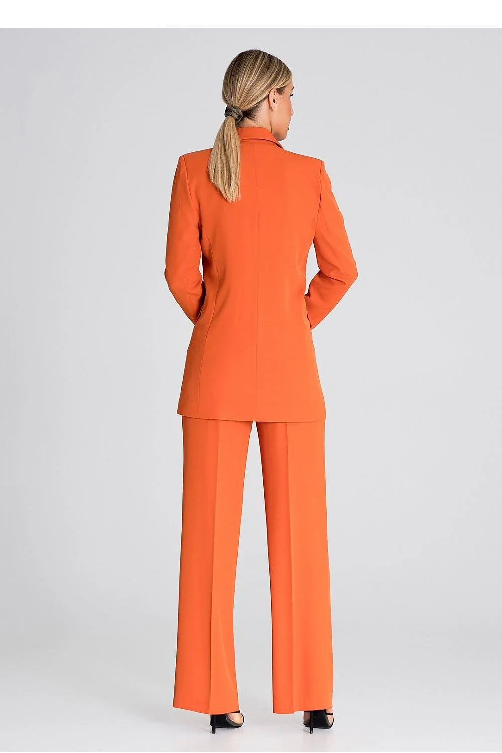 Costume tailleur moderne pour femme veste et pantalon orange vive coupe structurée manches longues double boutonnage polyester elastane