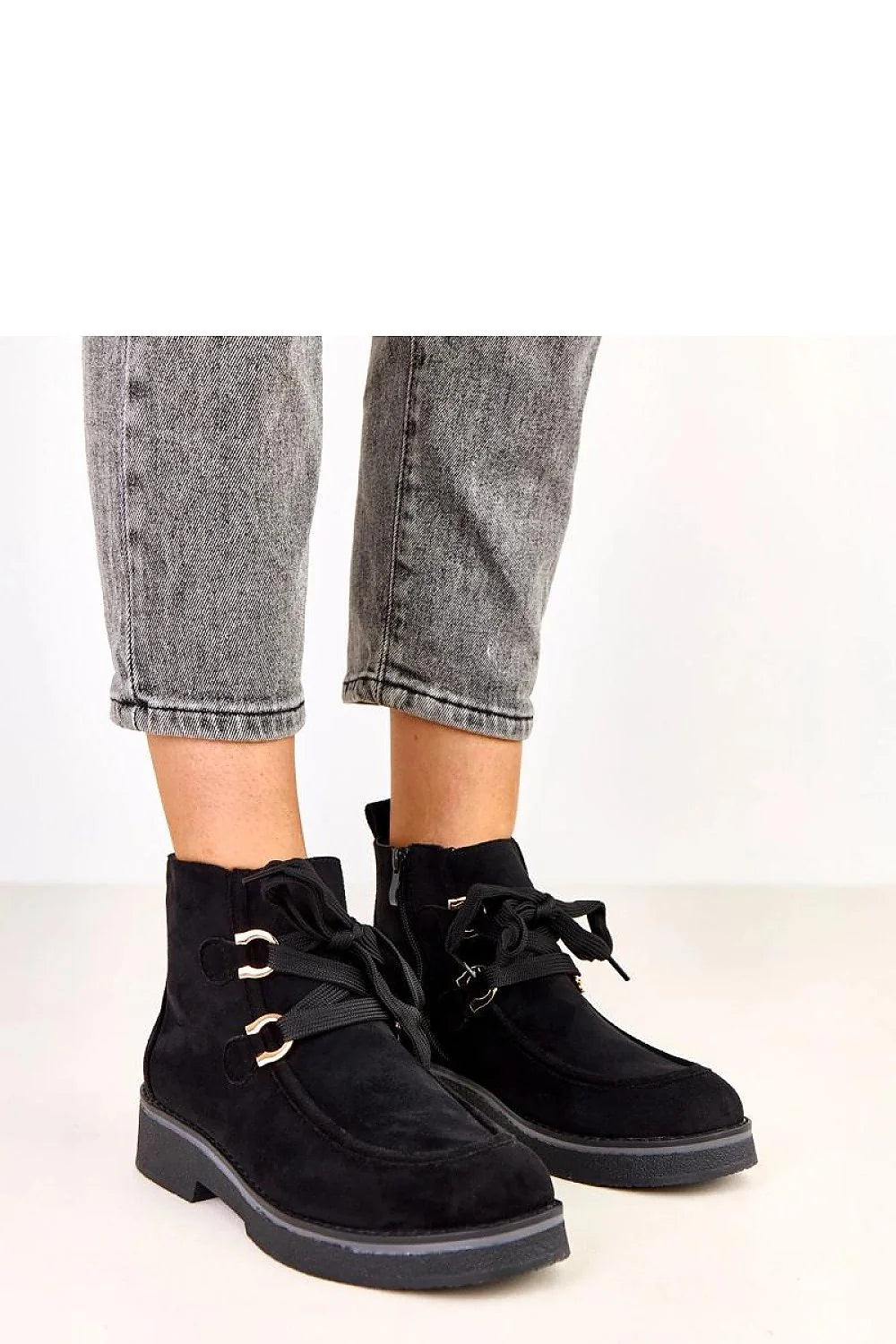 bottines femme cheville suède noir bout rond couture mocassin fermeture éclair latérale semelle plateforme crantée talon bloc bas
