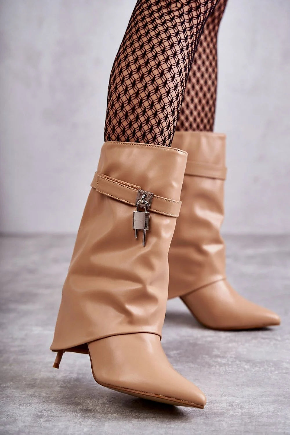 bottes femme cuir écologique beige mi mollet froncée bout pointu talon kitten bas bride décorative pendentif cadenas argenté