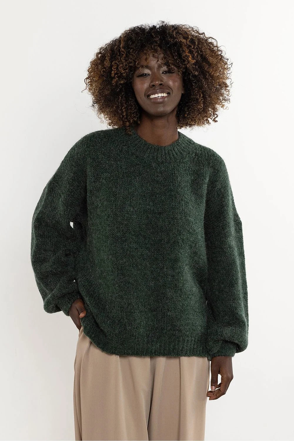 pull femme oversize maille épaisse duveteuse vert forêt chiné col rond bordcôtes manches bouffantes épaules tombantes coupe ample cachemire laine