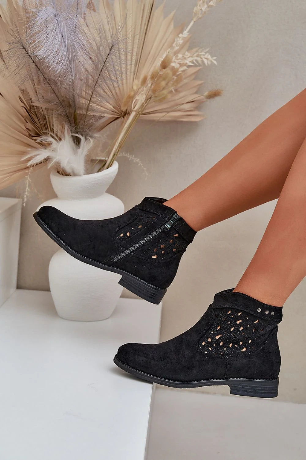 Bottines élégantes pour femmes en suédine noire découpes ajourées confort talon plat style moderne