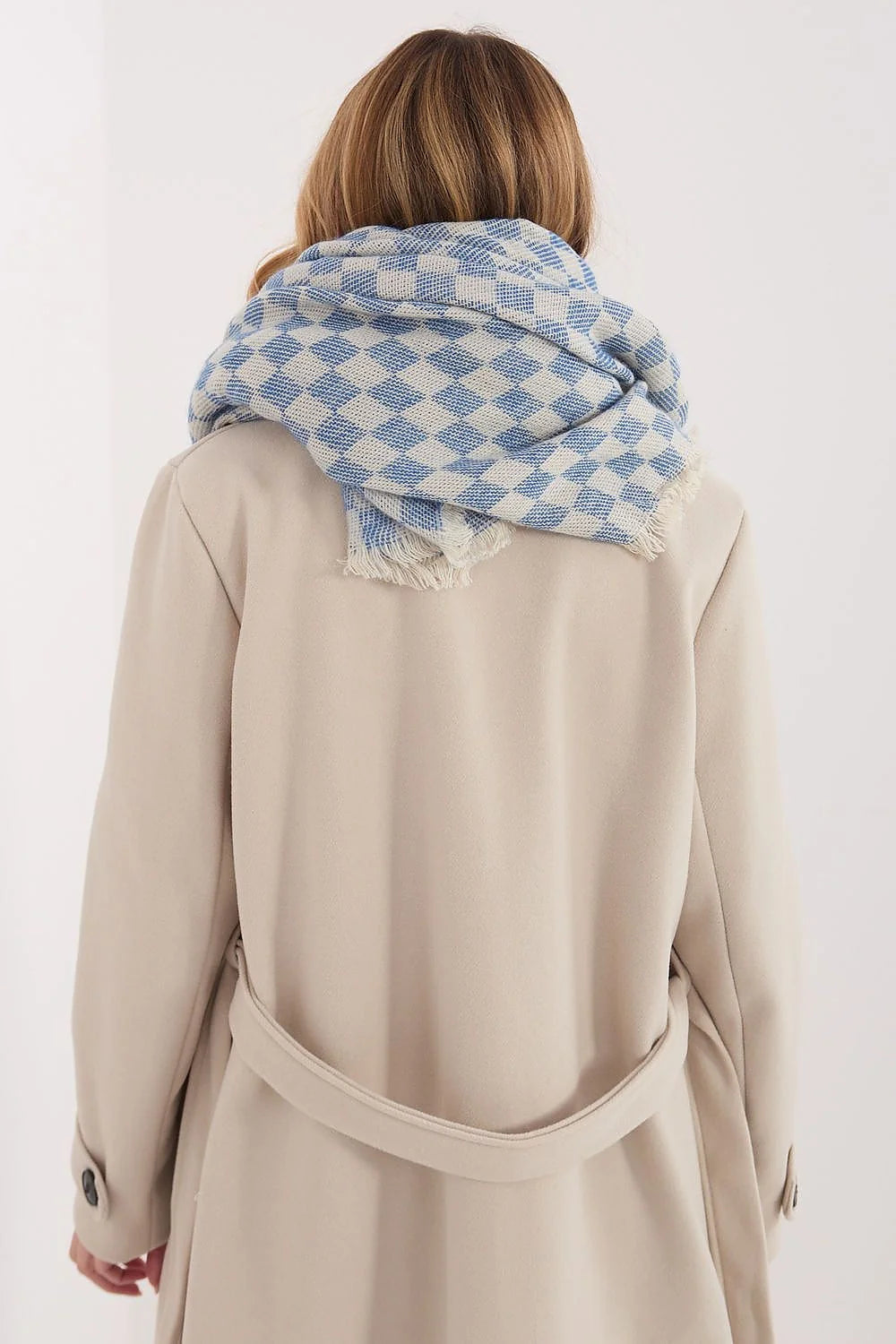 écharpe châle oversize carreaux géométrique écru bleu ciel viscose laine doux chaud épais léger franges effilochées chic élégant moderne cocooning