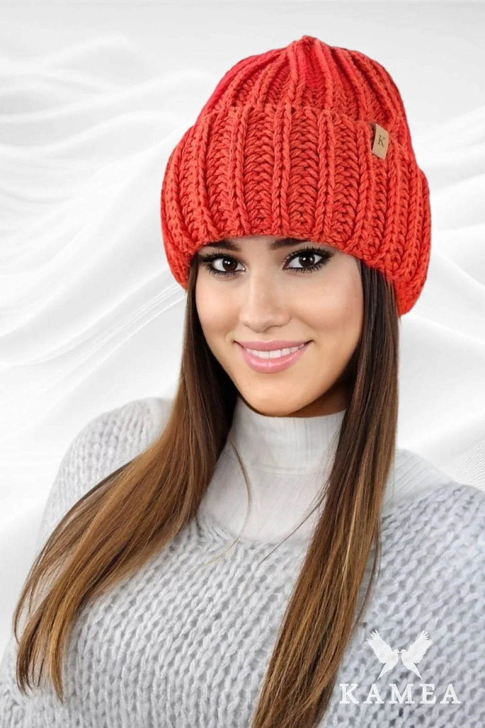 Bonnet tricoté moderne pour femme, couleur rouge vif, maille épaisse, style casual, coupe ajustée, doublure polaire, idéal hiver