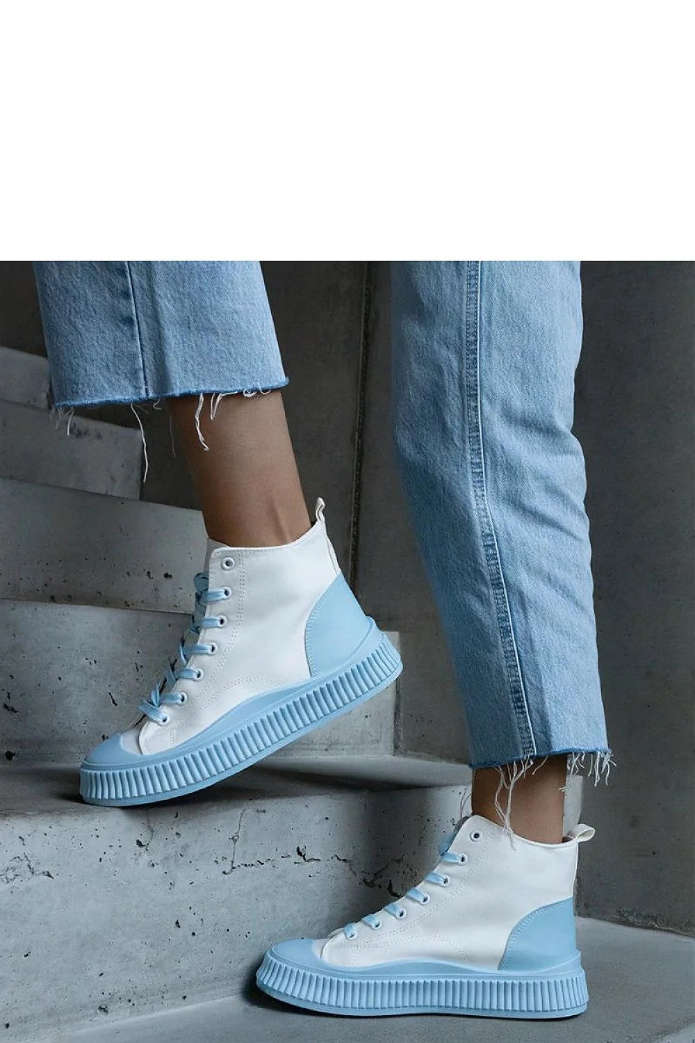 Baskets montantes femmes moderne blanc bleu pâle semelle caoutchouc nervurée lacets métalliques高 top sportif décontracté