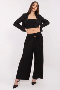 veste tailleur cropped noir fluide bandeau top ajusté pantalon palazzo ample plissé élastique perles escarpins talons bride cheville sophistiqué