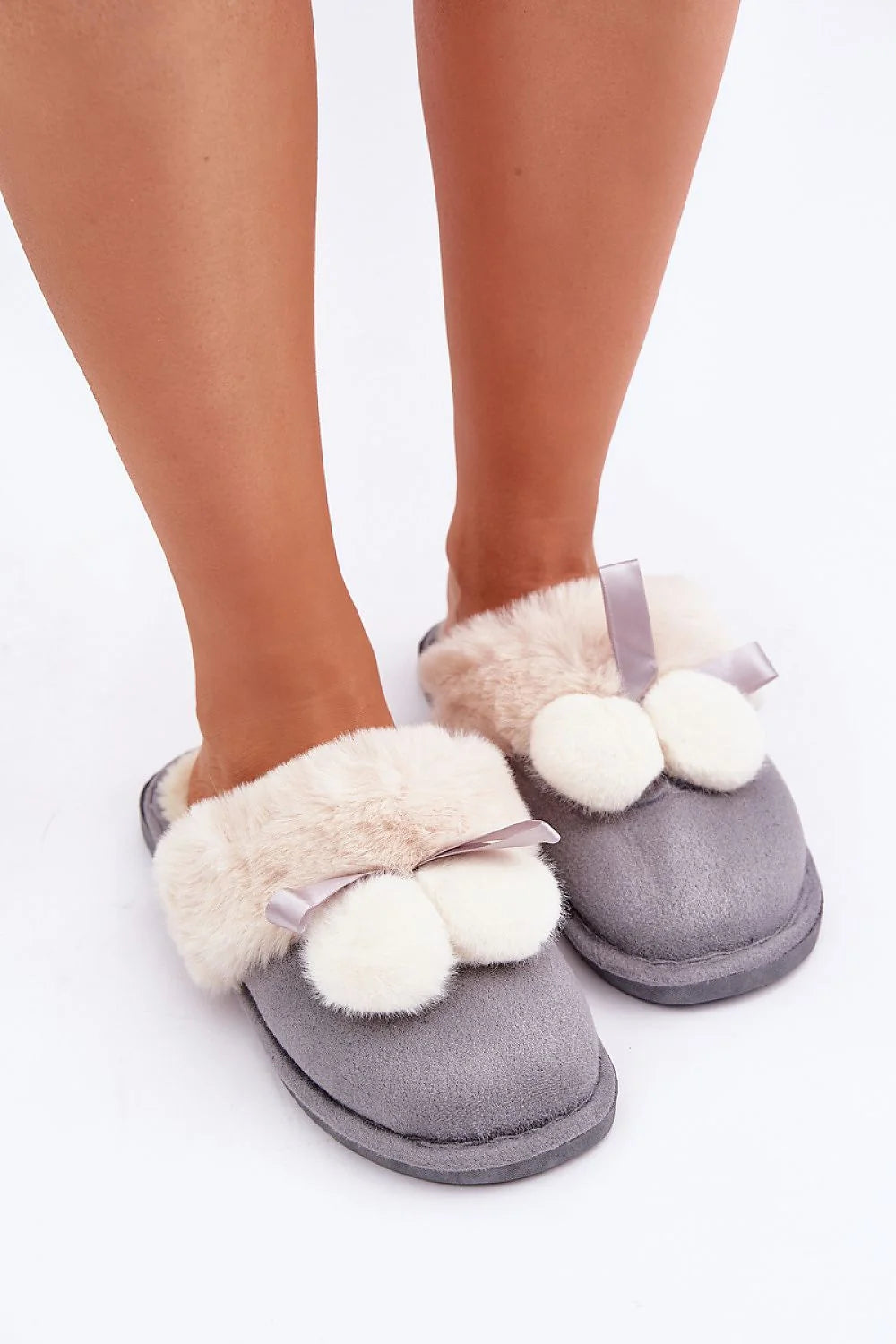 Pantoufles féminines confortables en fausse fourrure, style élégant, semelle épaisse, couleurs grises et beige, intérieur douillet, idéal pour la maison
