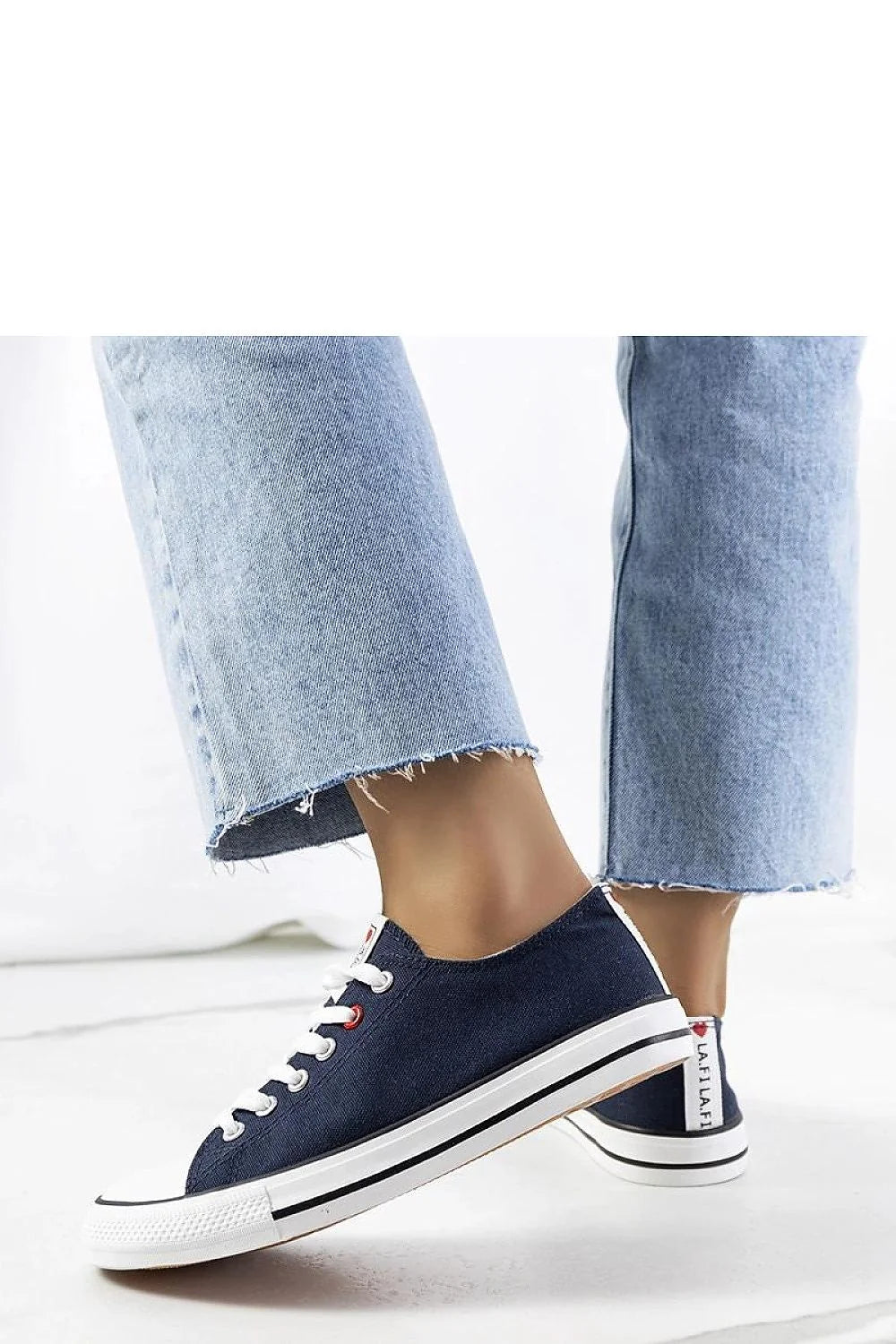 Baskets classiques pour femmes, design intemporel, tige en toile, semelle en caoutchouc, style casual, confort maximal, idéales pour l'été, logo personnalisé, taille standard, lacets blancs, bleu marine, blanc, rouge