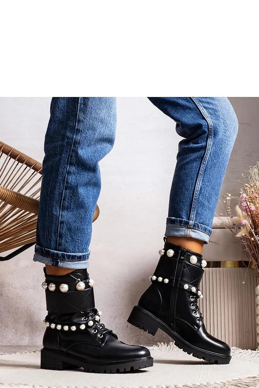 Bottes militaires femmes style robuste contemporain cuir noir perles blanches laces latérales fermeture éclair