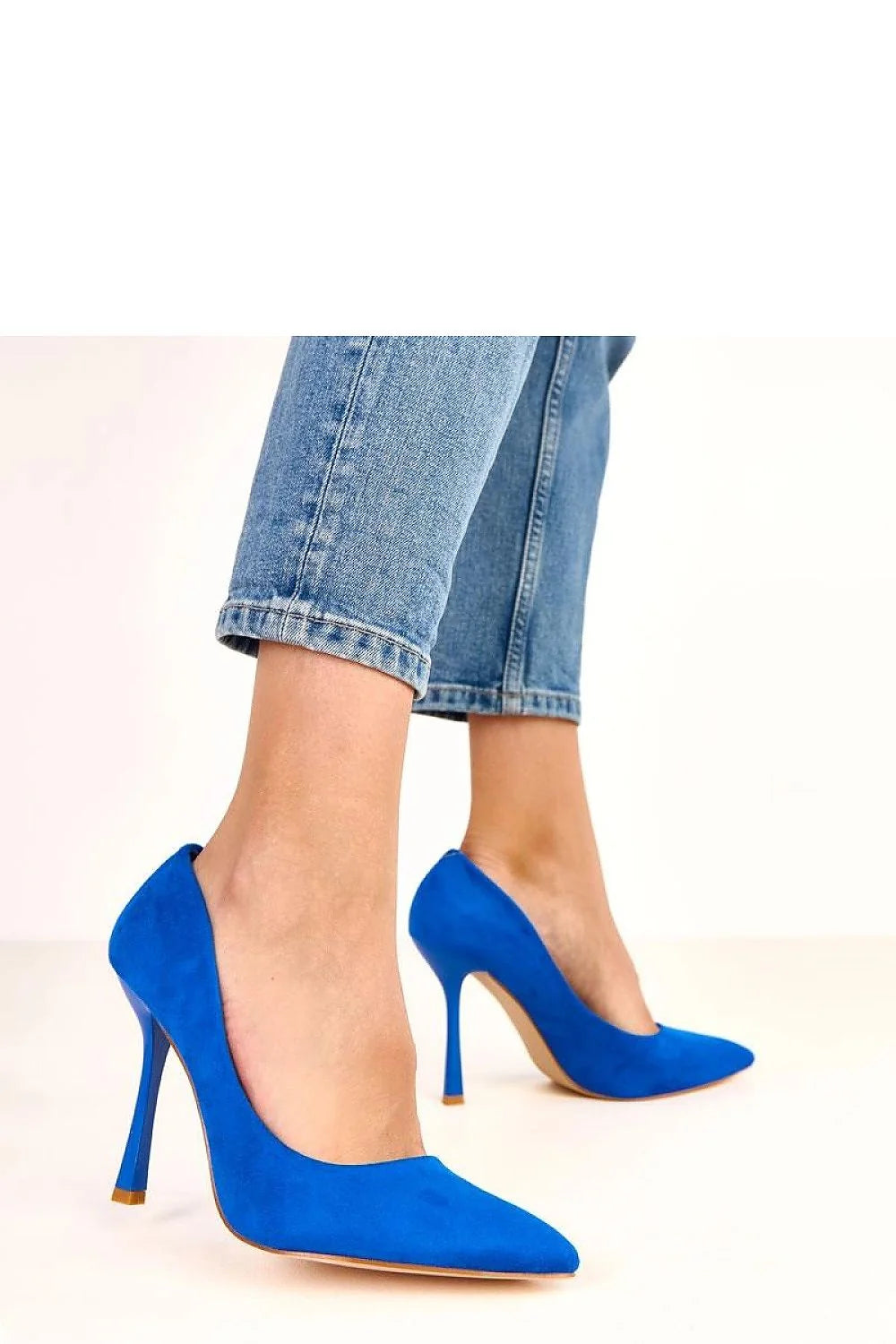 escarpins femme suède bleu électrique bout pointu talon aiguilles onze centimètres semelle beige contrastée cuir écologique silhouette élancée