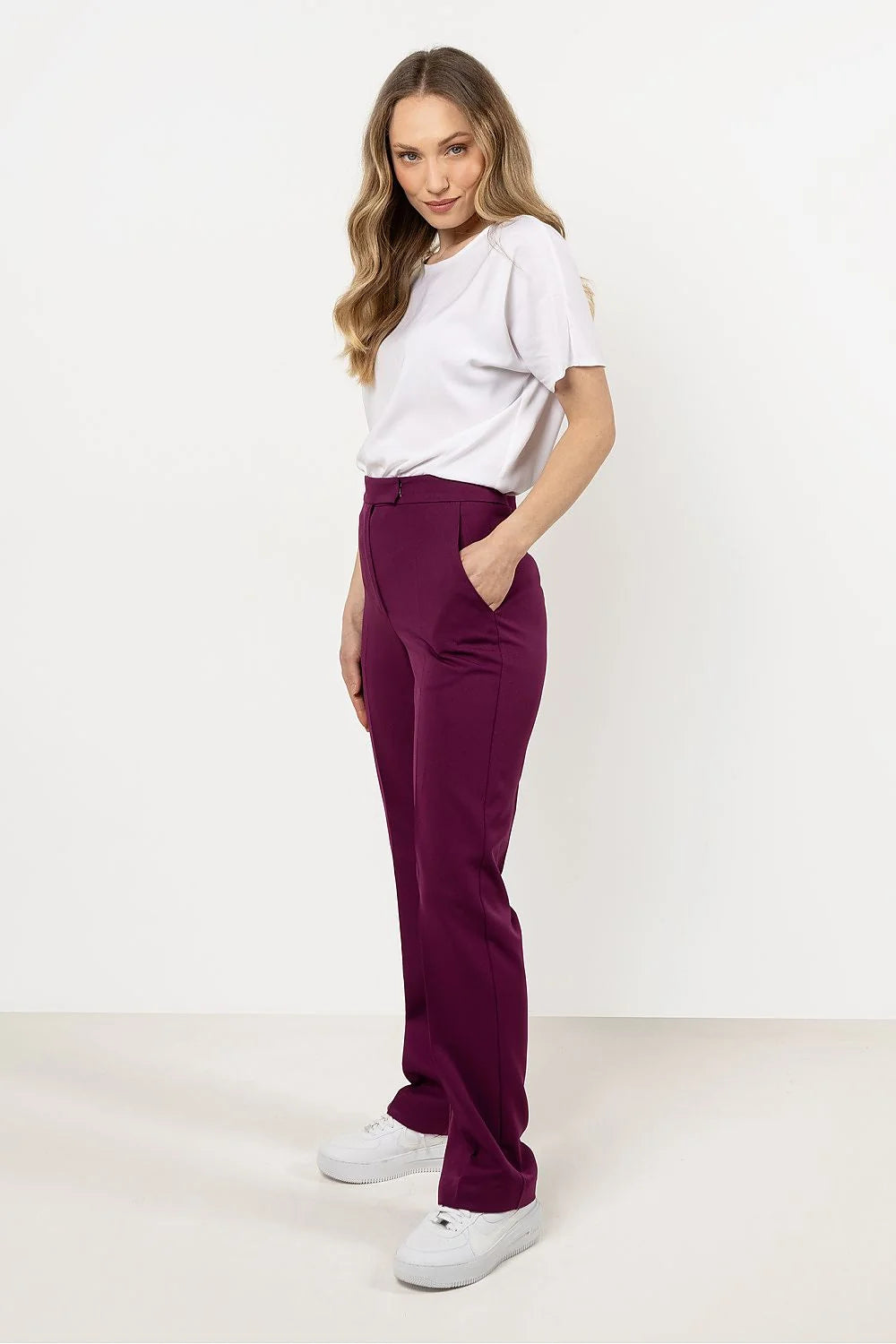 Ensemble mode femme t-shirt blanc manches courtes pantalon prune coupe droite haut minimaliste