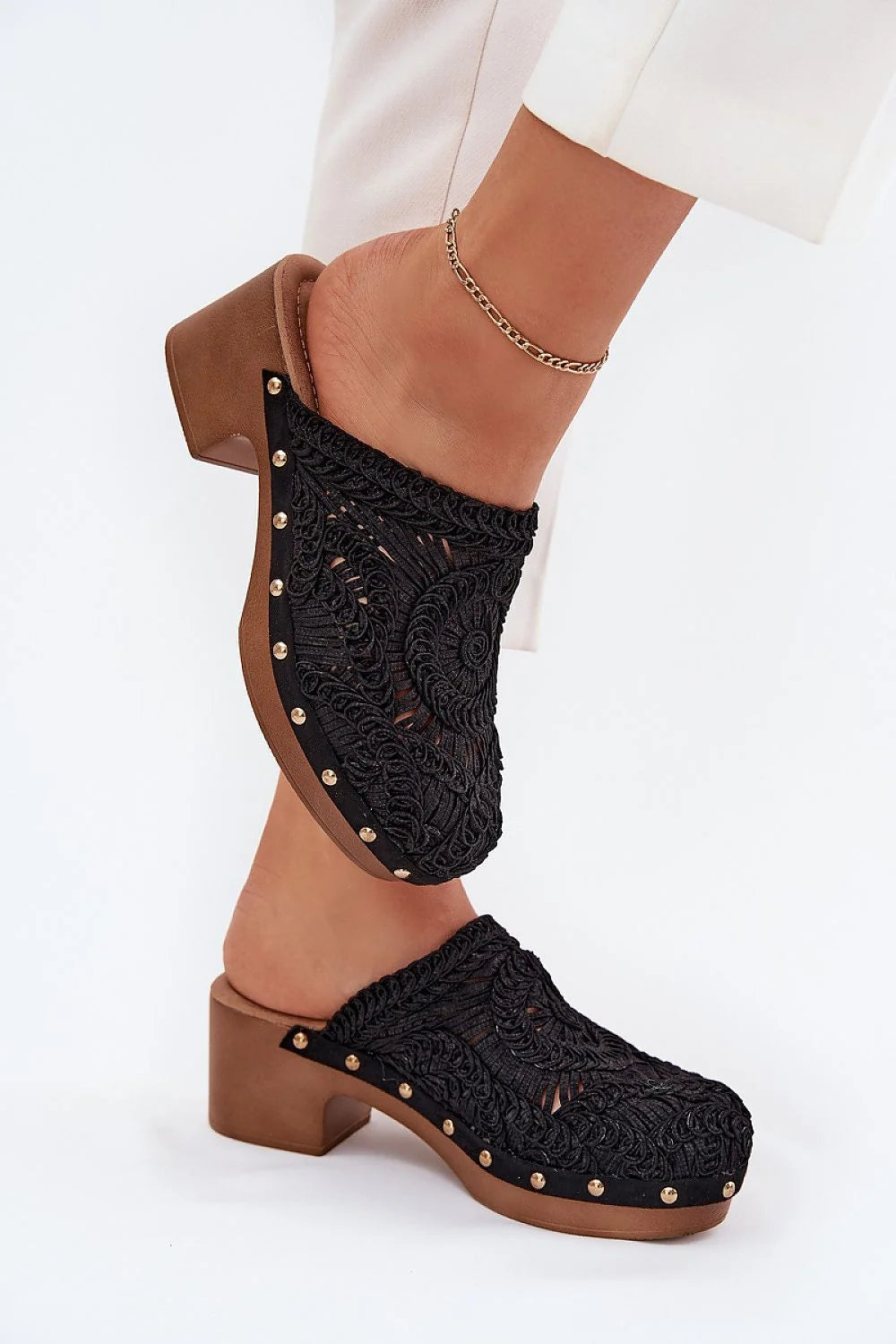 Mules femme style rétro bohème crochet noir talon carré semelle bois rivets dorés occasion été soir