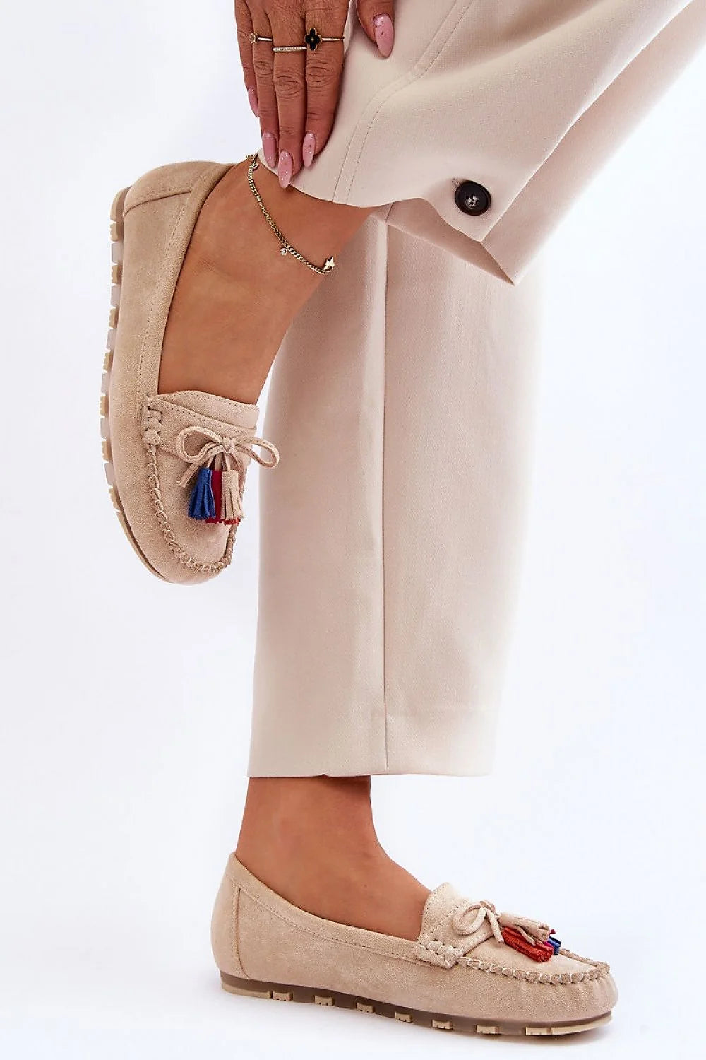 mocassins femme ecosuede beige pompons multicolores bleu fuchsia rouge slipon semelle plate crantée antidérapante cuir intérieur rembourrée confortable