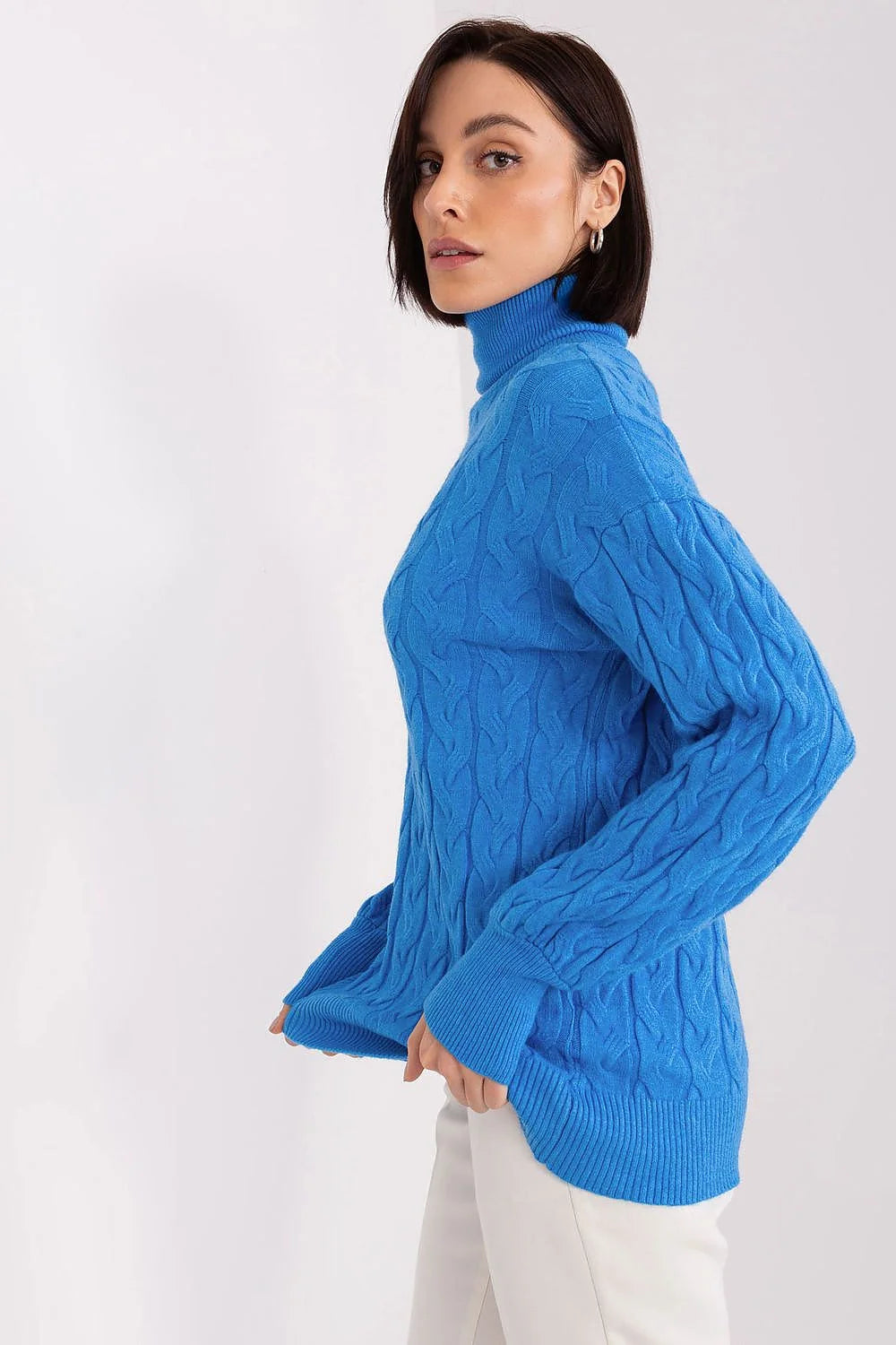 pull col roulé torsadé bleu cobalt maille épaisse oversize coupe ample manches longues poignets côtelés ourlet tombé hanches chaud hiver