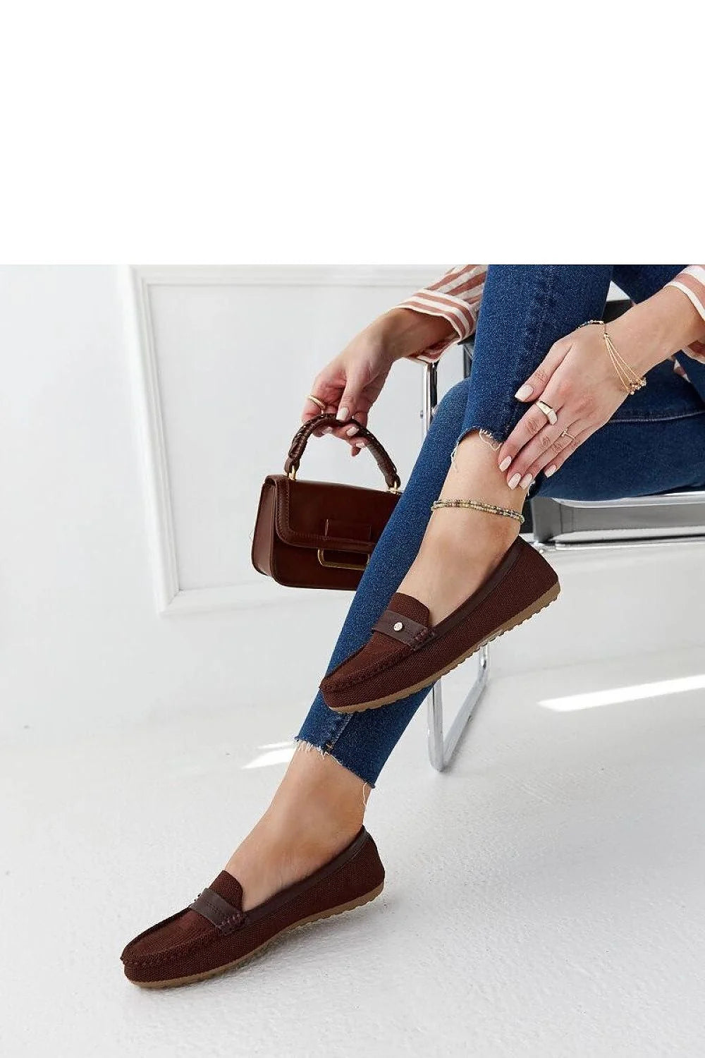 mocassins femmes marron chocolat textile tressé cuir synthétique mors métal rivet semelle caoutchouc antidérapante profil plat slipon léger