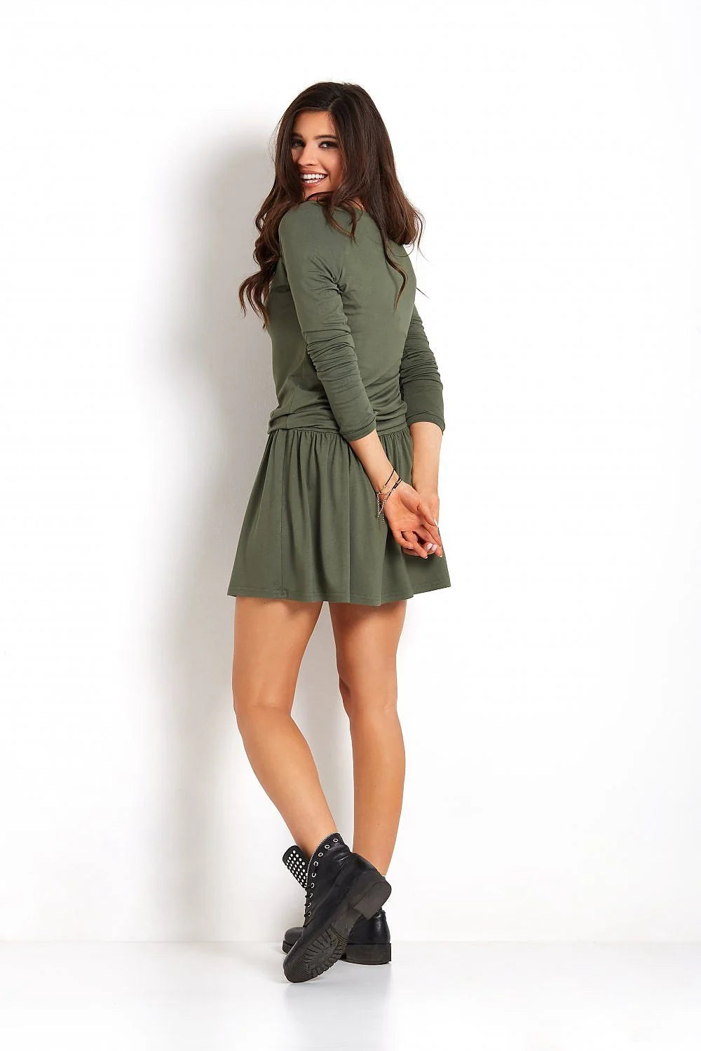Robe asymétrique manches longues en matière douce vert olive élégante et confortable pour femmes modernes