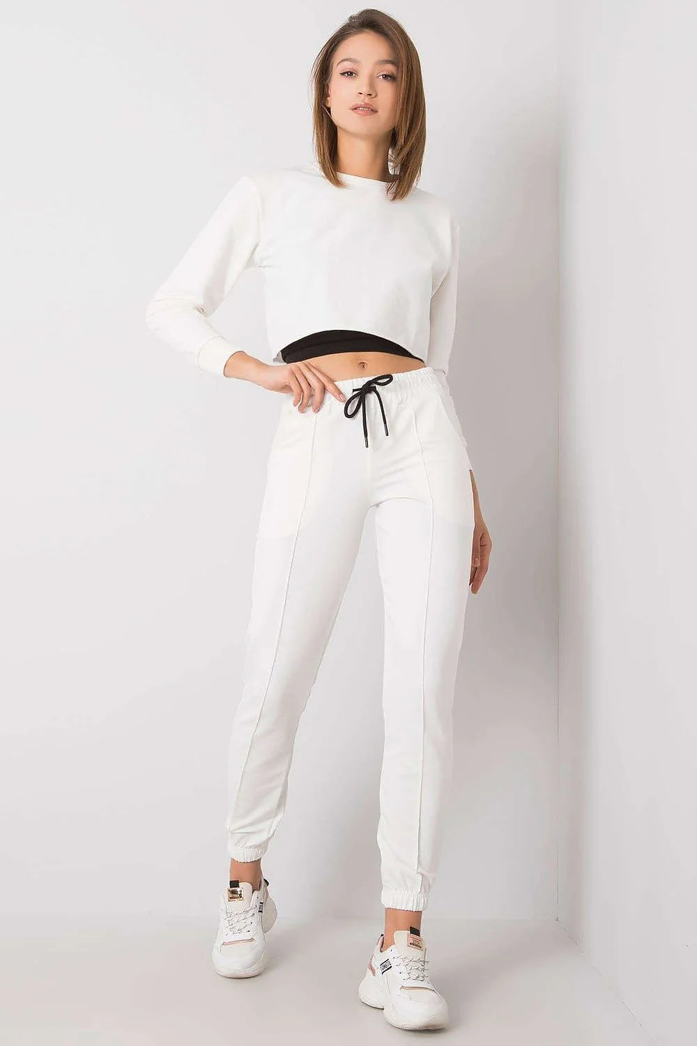 pantalon femme Rue Paris jogger taille haute blanc coupe ajustée ceinture élastique cordon noir chevilles élastiques poches avant tissu stretch