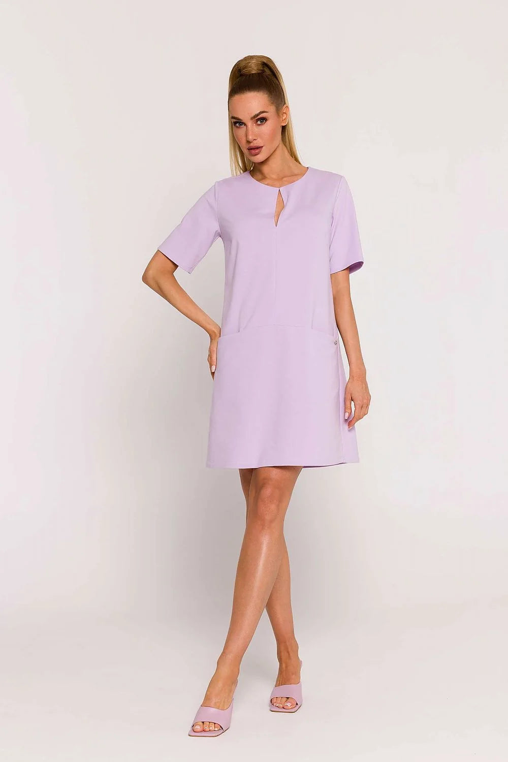 Robe de jour Moe en maille polonaise couleur lilas décolleté en fente manches courtes coupe en A femme
