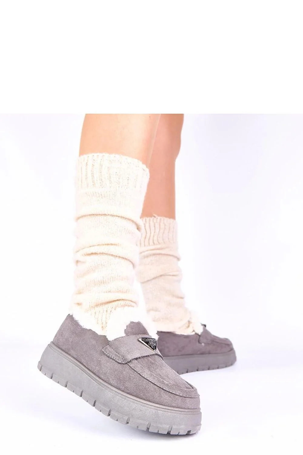 mocassins femme gris suédé plateforme compensée 4cm semelle crantée antidérapante doublure fourrure synthétique slipon bout arrondi plaque triangulaire