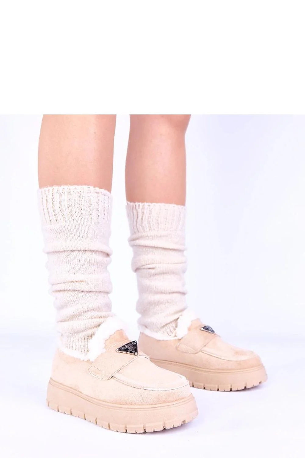 mocassins femme fourrés suède beige clair plateforme hauteur 4cm semelle crantée antidérapante cocooning slipon bride velcro logo métal