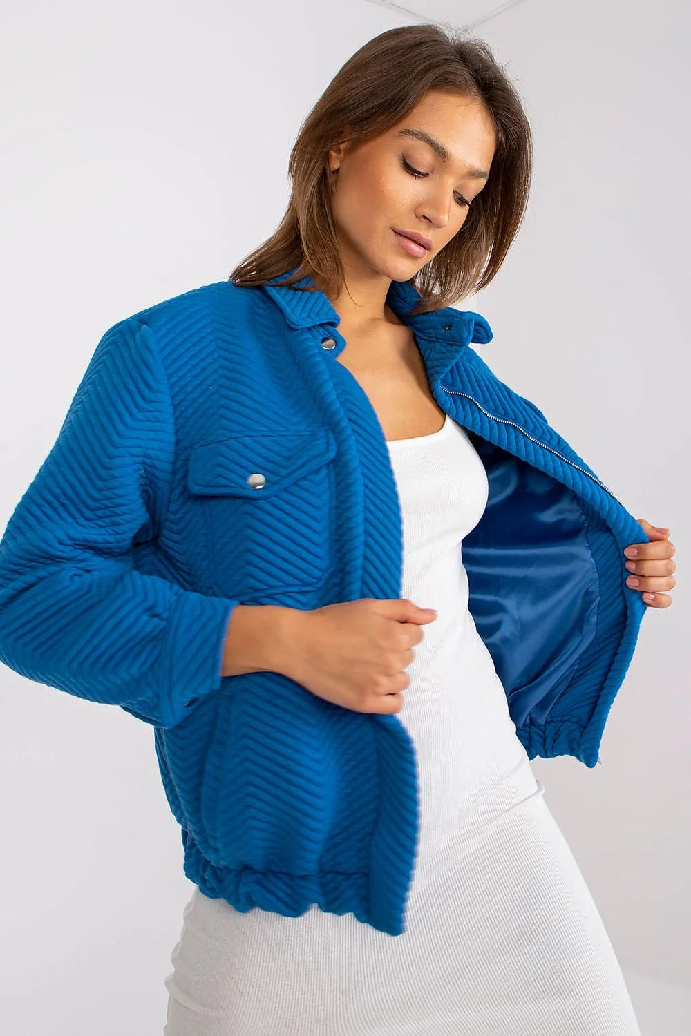 blouson femme moderne décontractée cobalt matelassé chevrons col chemise zippé apparent poches poitrine pressions doublure satinée isolante coupe boxy courte
