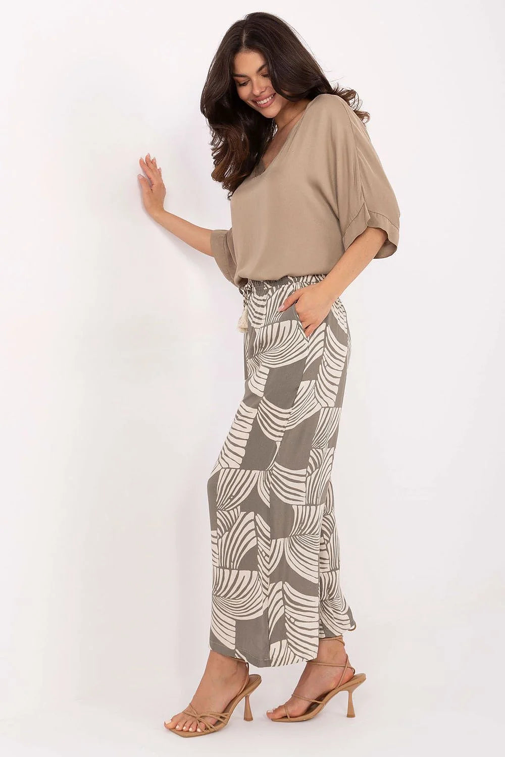 Tenue femme deux pièces blouse palazzo pantalon sublevel femmes style casual élégant print graphique beige olive