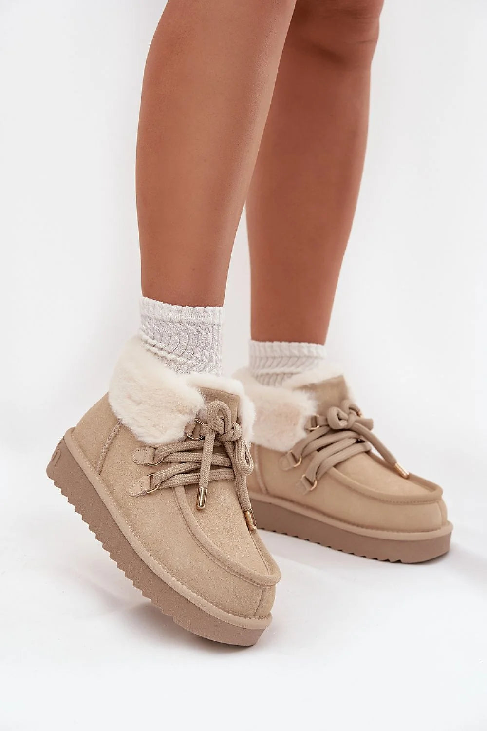 bottines fourrées femme suédine beige fourrure crème plateforme crantée antidérapante lacets épais œillets dorés apparente cosy hivernal confortable