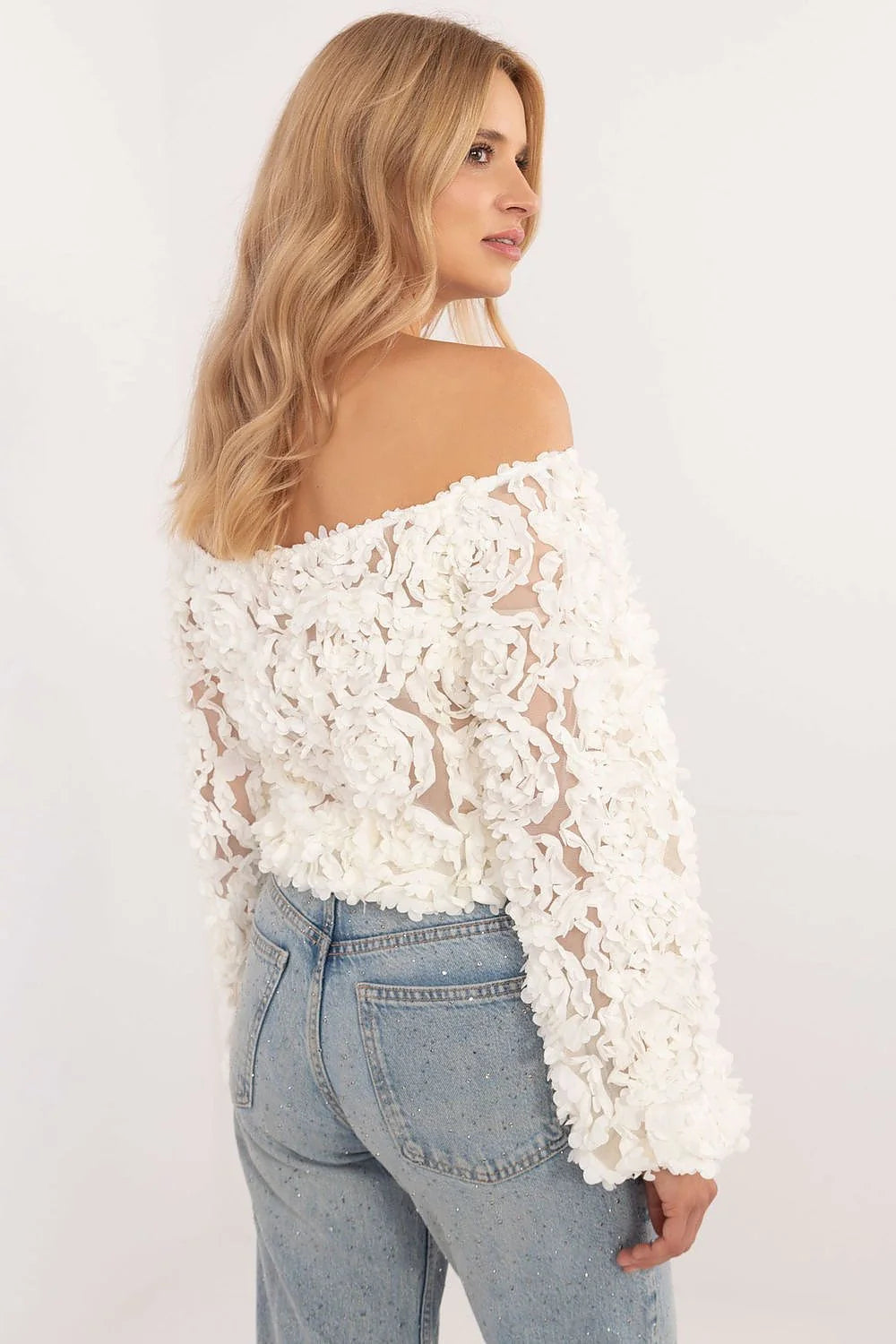 Chemisier féminin élégant court tissu floral texture 3D blanc épaules dénudées manches longues en polyester élasthanne Italy Moda