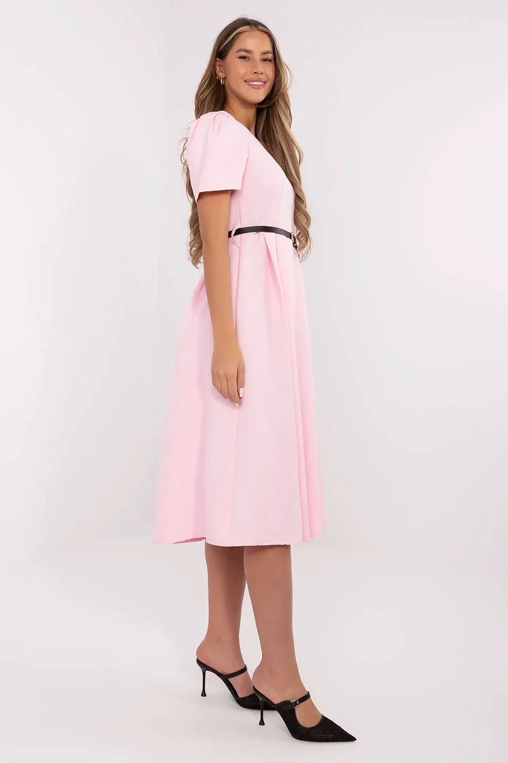 Robe classique féminine évasée manches courtes couleur rose pastel ceinture noire dorée polyester élasthanne femmes occasionnels