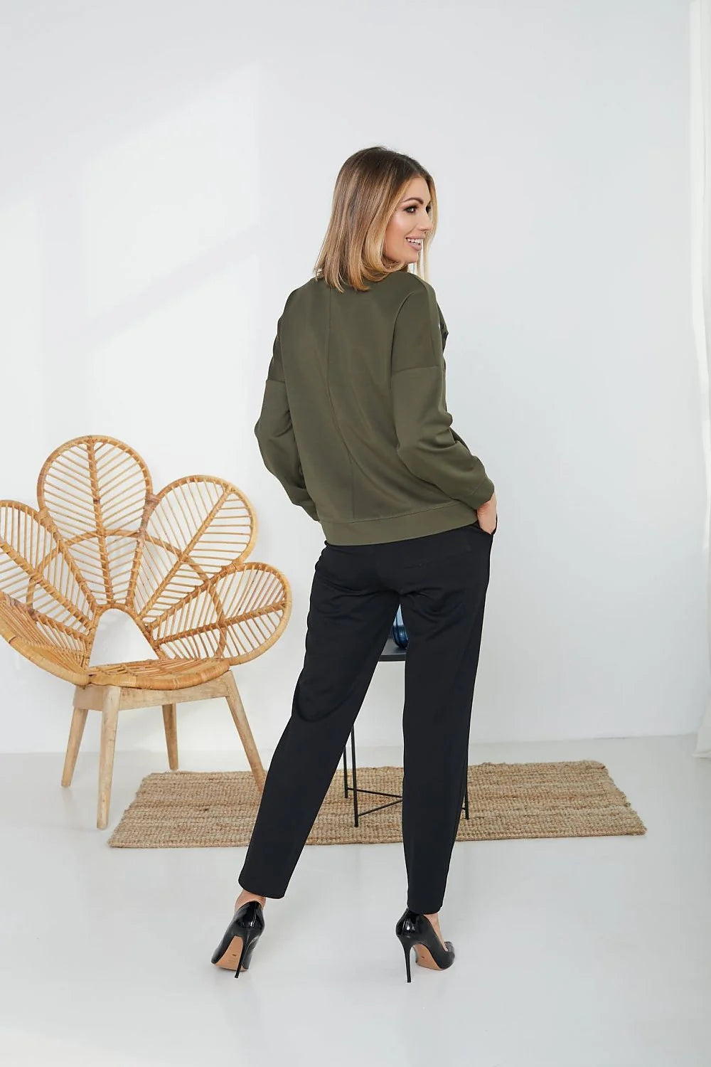 Ensemble sport-chic pour femme, pull doux, pantalon ajusté, style moderne, couleur terre, occasion quotidienne, confortable, polyvalent, vêtement tendance, mode automne, coupe relax, textile doux