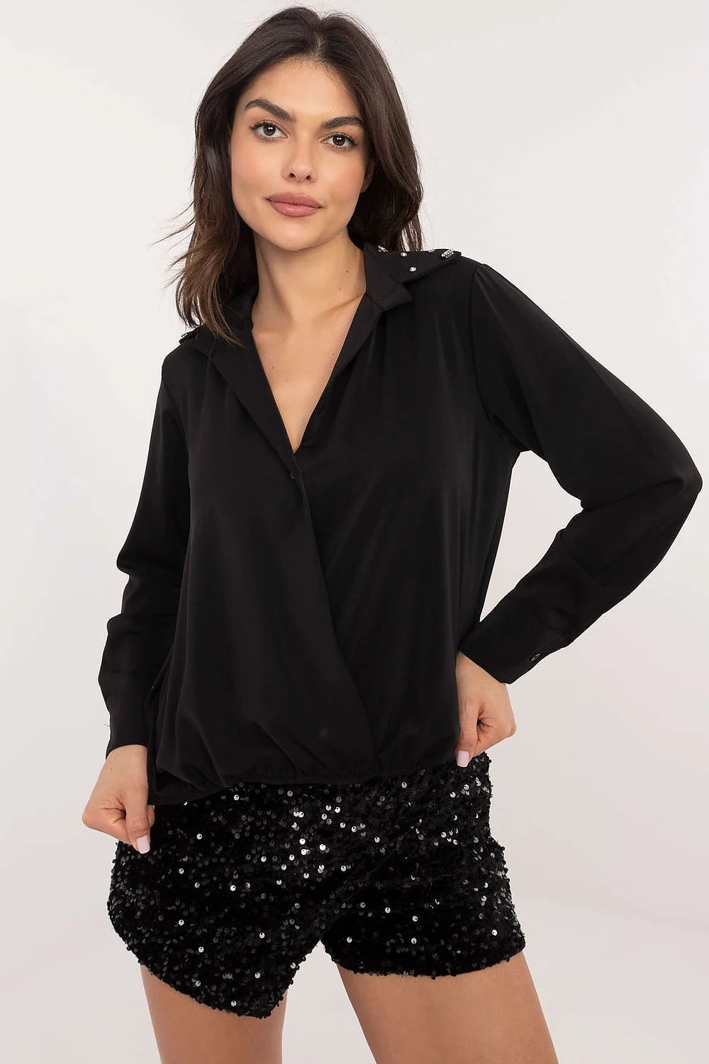 combinaison chemisier short paillettes manches longues épaules boutonnées col V drapé satiné fluide noir ajusté scintillant glamour soirée festive élégant