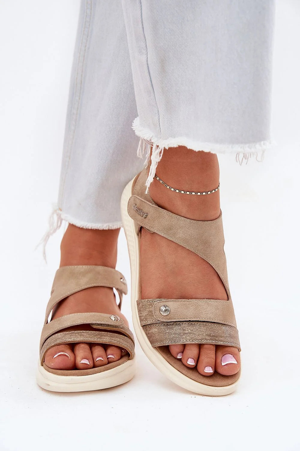 Sandales Step in style pour femme, cuir écologique, style moderne, confort maximal, été, sandales compensées, design ouvert, lanières multiples, beige taupe, ajustement personnalisé, semelle amortissante, fermeture Velcro