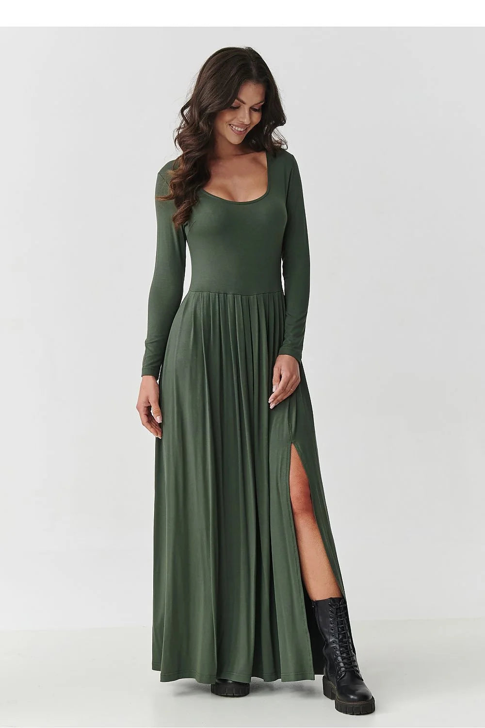 robe maxi olive manches longues encolure ronde corsage ajusté jupe évasée plissée jersey extensible fluide taille marquée fente latérale