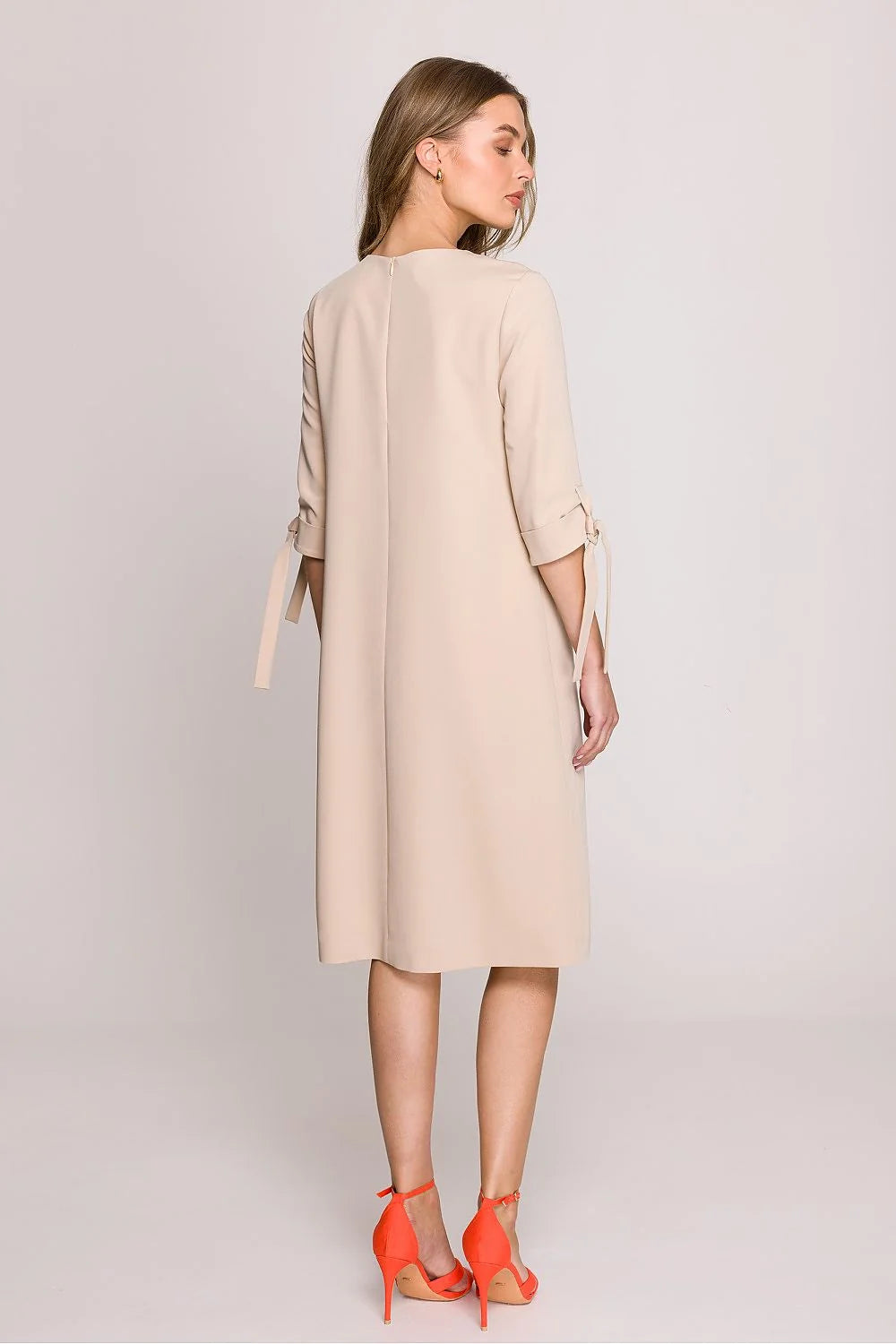 Robe de jour élégante manches 3/4 nœud beige clair femmes coupe droite longueur genoux ajustée