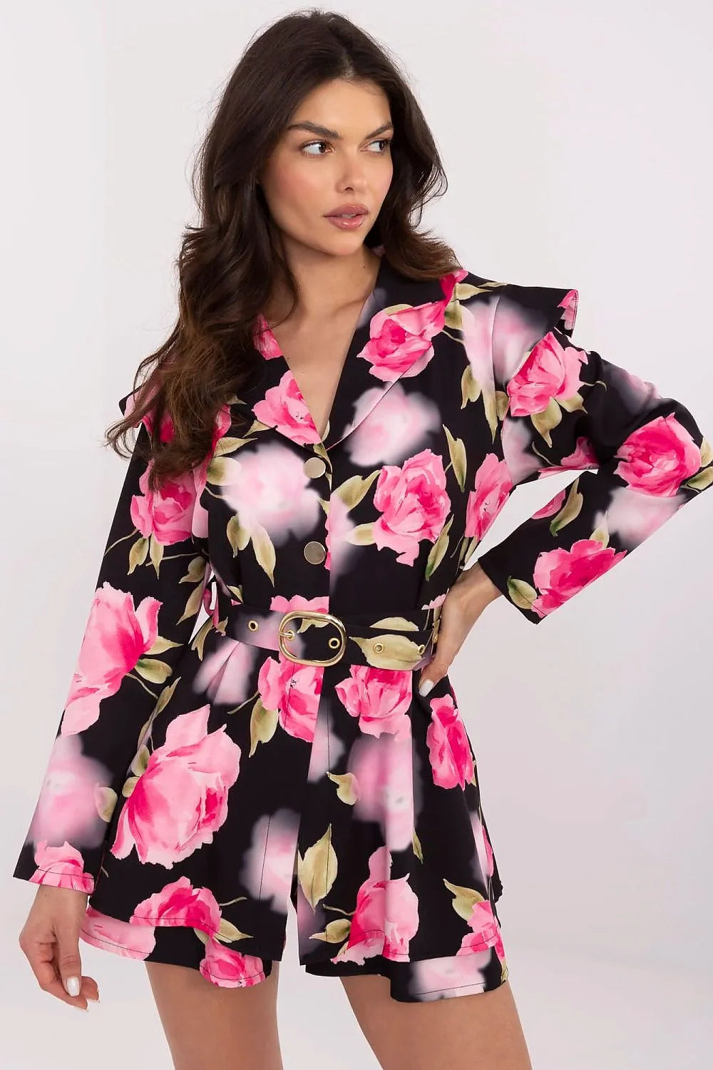 combinaison femme blazer short évasé imprimé floral roses fuchsia noir ceinture dorée boucle taille cintrée satinée manches longues épaules structurées